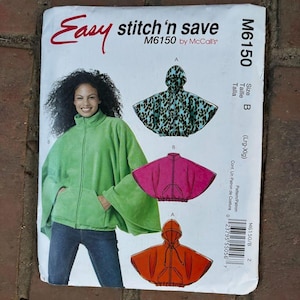 Könnte beinhalten: Nähmuster für einen Kapuzenumhang mit Reißverschluss. Das Muster ist für die Größen groß bis extra groß. Das Muster ist von McCall's und heißt "Easy stitch'n save".