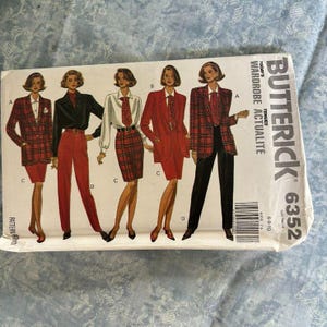 Puede incluir: Un patrón de costura para un armario femenino con cuatro opciones de atuendos diferentes. El patrón incluye una chaqueta de cuadros, una falda roja, una falda negra, una blusa roja, una blusa blanca y pantalones negros. El patrón es de Butterick y es de talla 6-8-10.