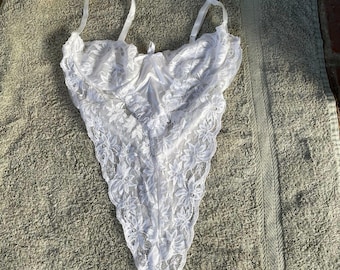 Body de tanga estilo años 80 de TRES CHIC DESIGNS, blanco, transparente, de nailon y encaje, talla S