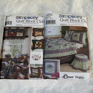 Op de afbeelding: Twee Simplicity Quilt Block Club Home Decor Edition patronen. Les #2 toont een zonsondergangontwerp en Les #3 toont een waterlelie- en Amish-diamantenpatroon. De patronen bevatten afbeeldingen van quilts, kussens en raambekleding.