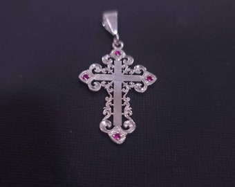 Crucifixo em prata de lei com zircônias vermelhas