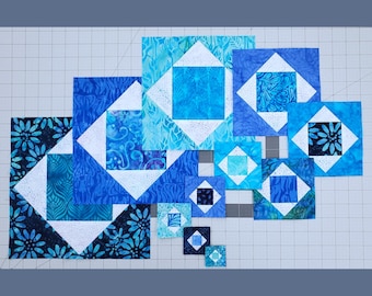 Könnte beinhalten: Eine Sammlung von quadratischen Quiltblöcken in verschiedenen Größen, die in einer kaskadierenden Anordnung angeordnet sind. Jeder Block verfügt über ein zentrales Quadrat, das von weißen dreieckigen Ecken umgeben ist und eine Vielzahl von blauen Batikstoffmustern zeigt, darunter florale, wirbelnde und geometrische Motive.