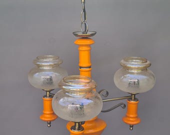 Lampa wisząca w stylu vintage w kolorze pomarańczowym: oprawa oświetleniowa retro z 3 żarówkami