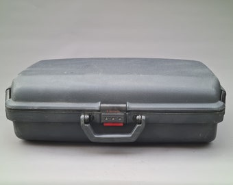 L'une des deux valises vintage en Samsonite gris foncé avec cadenas à combinaison