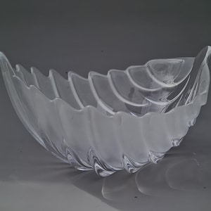 Crystal Leaf-Shaped Decorative Bowl – Matte & Transparent Glass Elegant Crystal Bowl Glassworks