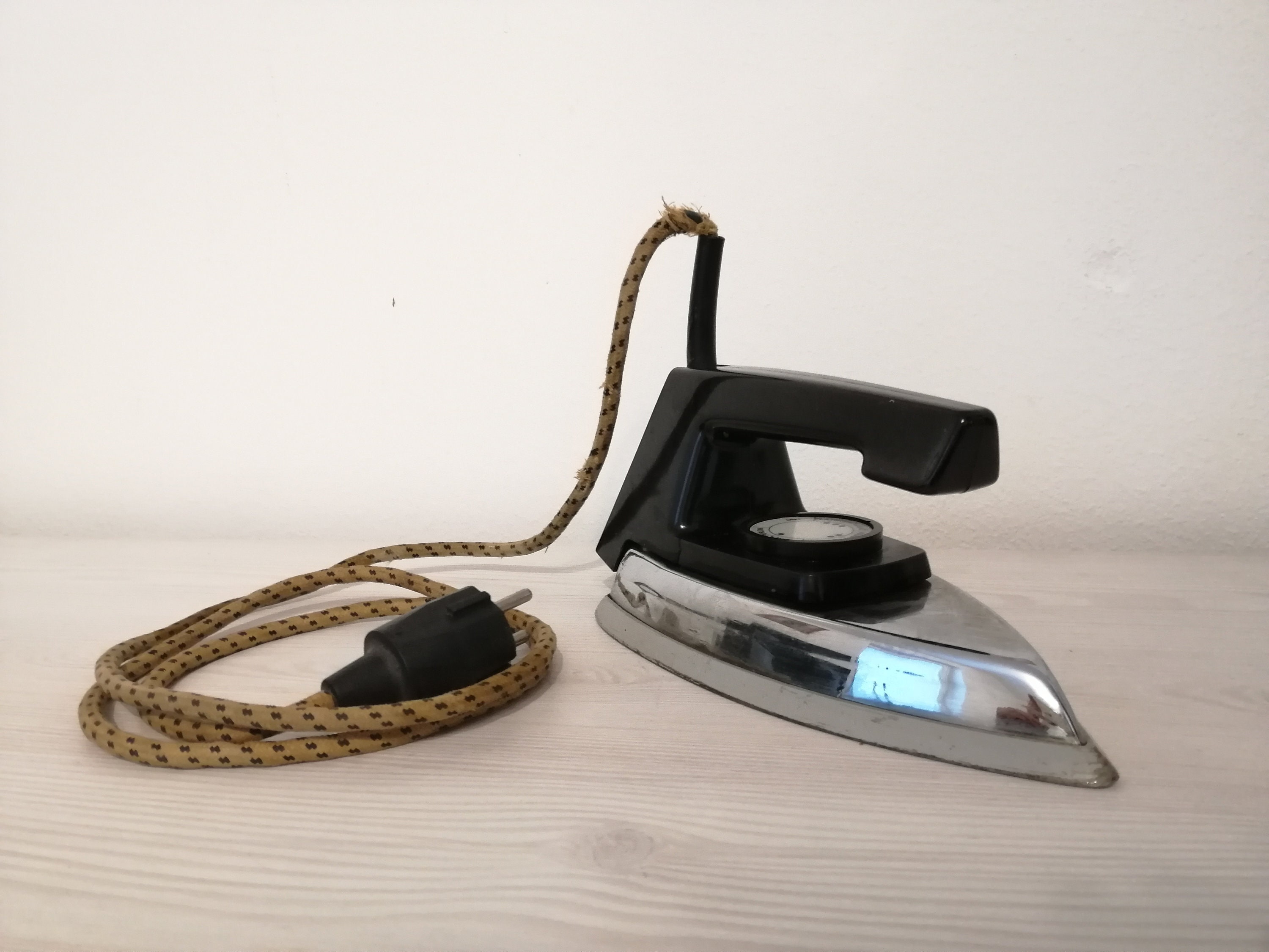 古風な金属製アイロン2個セット　アンティーク　英国 Amazon.co.jp: 古いアイロン アンティーク ブロンズ 装飾品 レトロ家具