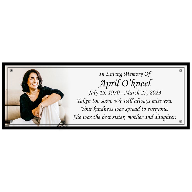 Pode incluir: Uma placa memorial em preto e branco com uma foto de uma mulher e um texto que diz "Em mem&oacute;ria carinhosa de April O'kneel 15 de julho de 1970 - 25 de mar&ccedil;o de 2023 Foi-se cedo demais. Sempre vamos sentir a sua falta. A sua gentileza tocou a todos. Foi a melhor irm&atilde;, m&atilde;e e filha."