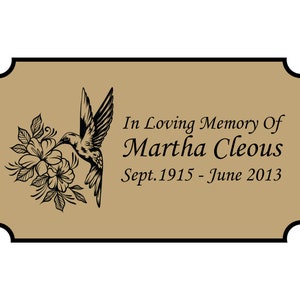 Może przedstawiać: Brązowa tabliczka z czarną ramką i czarnym wzorem kolibra. Tabliczka zawiera napis "In Loving Memory Of Martha Cleous Sept. 1915 - June 2013".