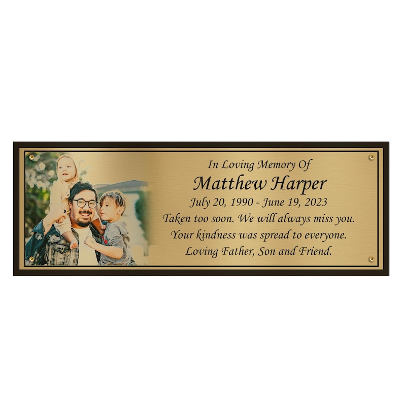 Pode incluir: Uma placa memorial dourada com uma foto de um homem e duas crian&ccedil;as. A placa diz "Em mem&oacute;ria carinhosa de Matthew Harper 20 de julho de 1990 - 19 de junho de 2023 Foi-se cedo demais. Sempre vamos sentir a sua falta. A sua gentileza tocou a todos. Amado pai, filho e amigo."