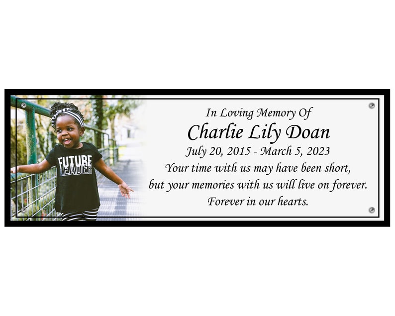 Pode incluir: Uma fotografia a preto e branco de uma menina a p&eacute; numa passarela de madeira. A menina est&aacute; a usar uma camisa preta com as palavras "Future Leader" impressas nela. O texto "In Loving Memory Of Charlie Lily Doan July 20, 2015 - March 5, 2023 Your time with us may have been short, but your memories with us will live on forever. Forever in our hearts." est&aacute; impresso abaixo da fotografia.