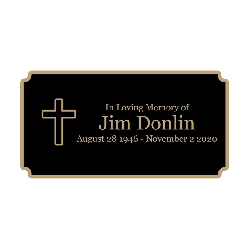What type of wood and coating should be used to make a 6ft tall roadside memorial cross