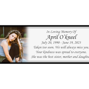 Pode incluir: Uma placa memorial em preto e branco com uma foto de uma mulher e um texto que diz "Em mem&oacute;ria carinhosa de April O'kneel 20 de julho de 1990 - 19 de junho de 2023 Foi-se cedo demais. Sempre vamos sentir sua falta. Sua gentileza tocou a todos. Voc&ecirc; foi a melhor irm&atilde;, m&atilde;e e filha."