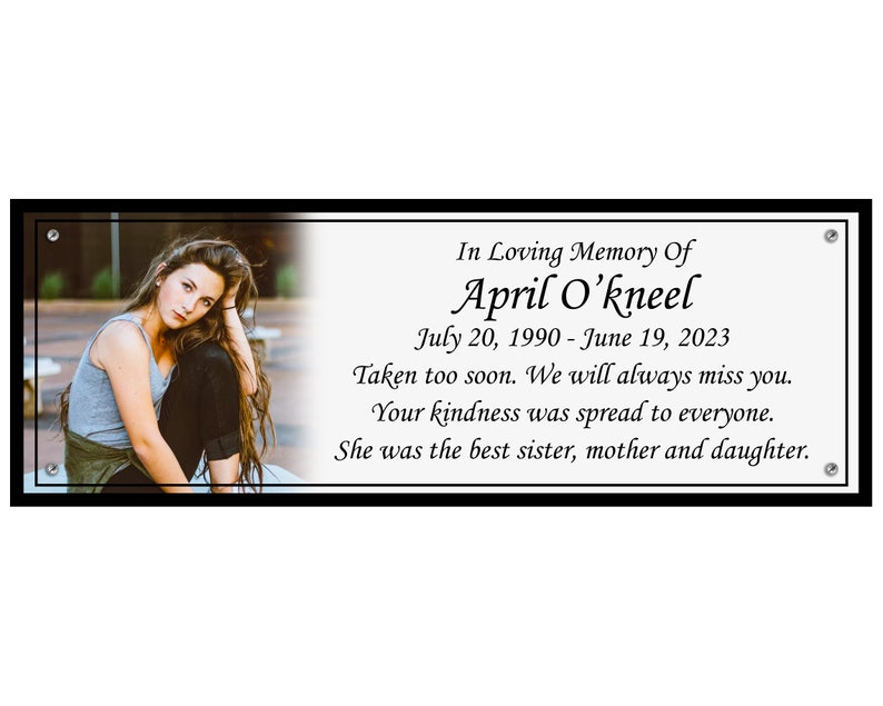 Pode incluir: Uma placa memorial em preto e branco com uma foto de uma mulher e um texto que diz "Em mem&oacute;ria carinhosa de April O'kneel 20 de julho de 1990 - 19 de junho de 2023 Foi-se cedo demais. Sempre vamos sentir sua falta. Sua gentileza tocou a todos. Voc&ecirc; foi a melhor irm&atilde;, m&atilde;e e filha."