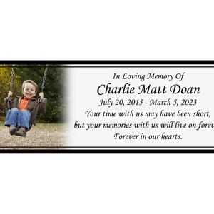 Pode incluir: Uma placa memorial em preto e branco com uma foto de um menino pequeno em um balan&ccedil;o. O texto diz "Em mem&oacute;ria carinhosa de Charlie Matt Doan 20 de julho de 2015 - 5 de mar&ccedil;o de 2023 Seu tempo conosco pode ter sido curto, mas suas mem&oacute;rias conosco viver&atilde;o para sempre. Para sempre em nossos cora&ccedil;&otilde;es."