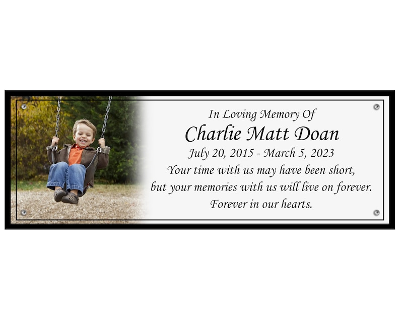 Pode incluir: Uma placa memorial em preto e branco com uma foto de um menino pequeno em um balan&ccedil;o. O texto diz "Em mem&oacute;ria carinhosa de Charlie Matt Doan 20 de julho de 2015 - 5 de mar&ccedil;o de 2023 Seu tempo conosco pode ter sido curto, mas suas mem&oacute;rias conosco viver&atilde;o para sempre. Para sempre em nossos cora&ccedil;&otilde;es."