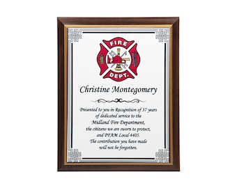 Könnte beinhalten: Eine braune Holzplakette mit goldener Umrandung und silbernem Hintergrund. Die Plakette zeigt ein rotes und weißes Feuerwehrlogo mit den Worten "FIRE DEPT." und eine Textinschrift mit dem Inhalt: "Überreicht an Sie in Anerkennung von 37 Jahren engagierten Dienstes für die Midland Fire Department, die Bürger, die wir beschützen, und PFAM Local 4405. Ihr Beitrag wird nicht vergessen werden."