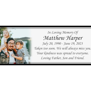 Pode incluir: Uma placa memorial em preto e branco com uma foto de um homem carregando duas crian&ccedil;as nos ombros. O texto diz "Em mem&oacute;ria carinhosa de Matthew Harper 20 de julho de 1990 - 19 de junho de 2023 Partiu cedo demais. Sempre sentiremos sua falta. Sua gentileza tocou a todos. Amado pai, filho e amigo."