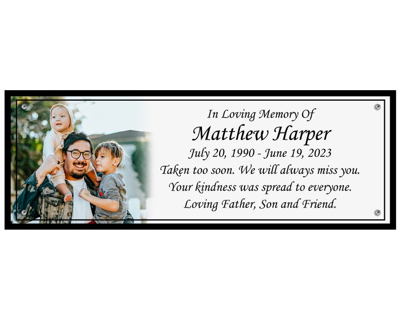 Pode incluir: Uma placa memorial em preto e branco com uma foto de um homem carregando duas crian&ccedil;as nos ombros. O texto diz "Em mem&oacute;ria carinhosa de Matthew Harper 20 de julho de 1990 - 19 de junho de 2023 Partiu cedo demais. Sempre sentiremos sua falta. Sua gentileza tocou a todos. Amado pai, filho e amigo."