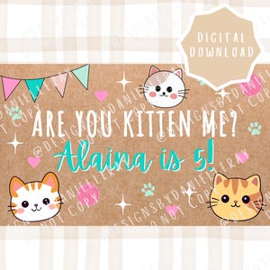 Puede incluir: Tarjeta de cumpleaños digital con fondo marrón. El texto dice "Are you kitten me? ¡Alaina tiene 5 años!" Caras de gatos de dibujos animados, corazones, huellas de patas y ovillos de lana decoran la tarjeta. Una pancarta con triángulos rosas y azules está en la parte superior.