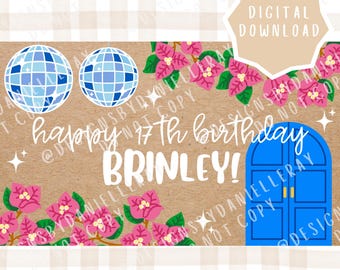 Puede incluir: Un cartel de cumpleaños de descarga digital con dos bolas de discoteca azules, flores de buganvilla rosas y una puerta arqueada azul brillante sobre un fondo tostado. El texto dice "happy 17th birthday BRINLEY!" en letras blancas.
