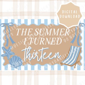 Puede incluir: Un gráfico de descarga digital que presenta un rectángulo festoneado de color tostado con el texto blanco THE SUMMER I TURNED thirteen. El diseño incluye lazos azules, una estrella de mar, una concha y una silla de playa sobre un fondo de rayas azul claro.