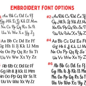 Peut inclure: Sur fond blanc, six options de polices de broderie sont pr&eacute;sent&eacute;es, chacune avec des lettres majuscules et minuscules. Le titre "EMBROIDERY FONT OPTIONS" est en rouge. Chaque police est num&eacute;rot&eacute;e et affiche un style diff&eacute;rent.