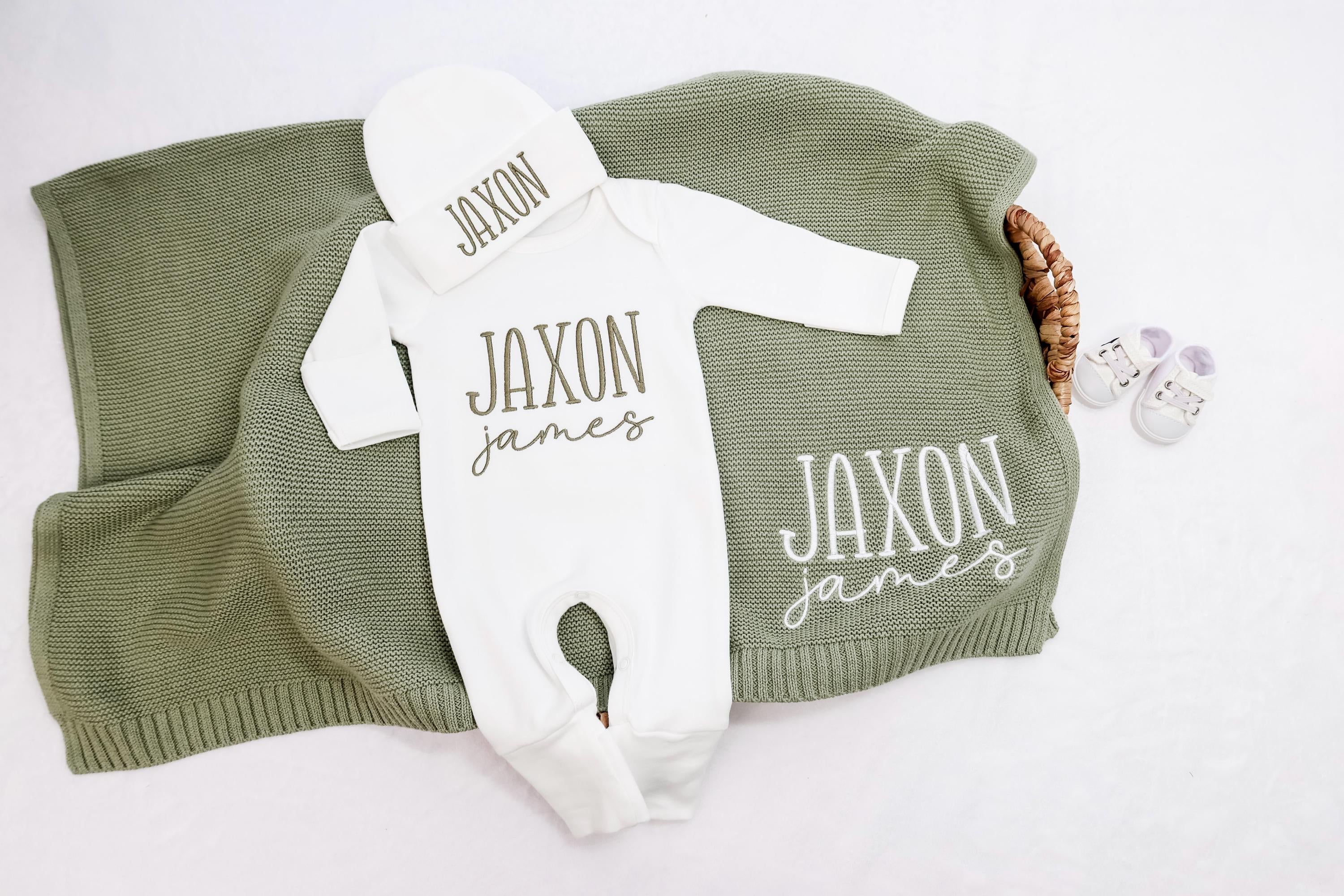 Baby homecoming set, baby outfit set with cotton knit blanket, personalized newborn gift, baby shower, baby bodysuit with matching hat