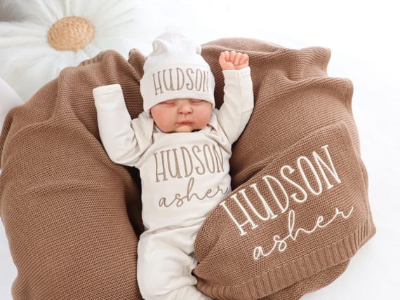 Baby outfit set with cotton knit blanket, personalized newborn gift, baby shower, homecoming set, baby bodysuit with matching hat