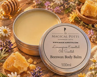 Może przedstawiać: Okrągła srebrna metalowa puszka zawierająca żółty balsam do ciała z wosku pszczelego z etykietą o treści Magical Potts Handmade Gifts, Lemongrass Essential Oil Scented, Beeswax Body Balm oraz 100ml. Puszka jest otwarta z pokrywką obok.