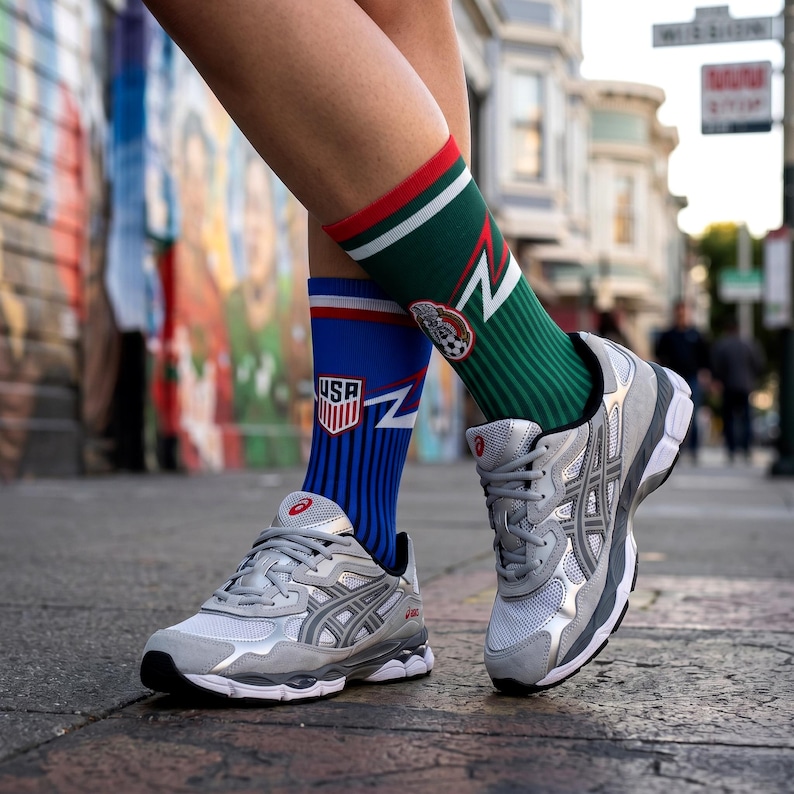 Calcetines de fútbol con diseños diferentes de México y Estados Unidos / Diseño retro de la camiseta del Mundial 2014 / Regalo mexicano-americano / Para aficionados al fútbol de El Tri y la selección nacional de Estados Unidos imagen 1