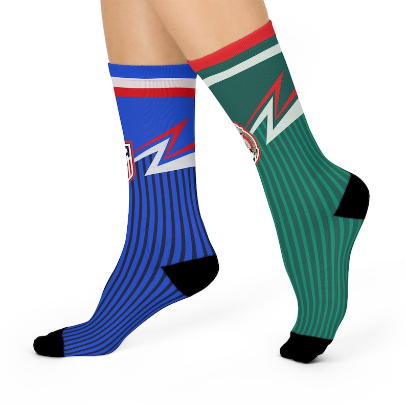 Calcetines de fútbol con diseños diferentes de México y Estados Unidos / Diseño retro de la camiseta del Mundial 2014 / Regalo mexicano-americano / Para aficionados al fútbol de El Tri y la selección nacional de Estados Unidos imagen 2
