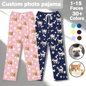 K&ouml;nnte beinhalten: Zwei Schlafhosen mit wei&szlig;en Kordelz&uuml;gen. Eine Hose ist hellrosa mit einem wiederkehrenden Muster aus orangefarbenen Katzengesichtern und wei&szlig;en Pfotenabdr&uuml;cken. Die andere ist marineblau mit einem Muster aus franz&ouml;sischen Bulldoggen und Knochen.