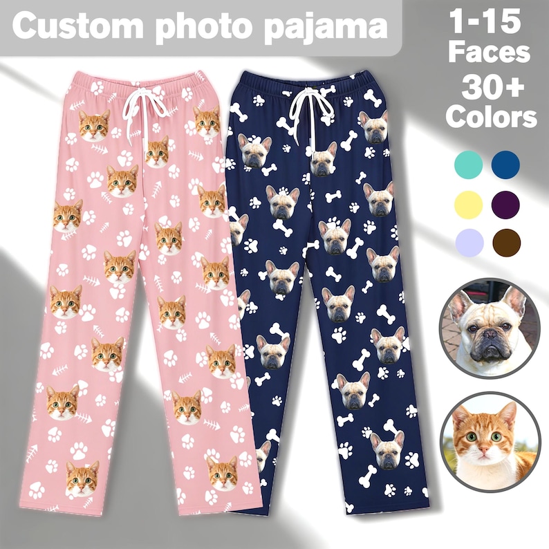 K&ouml;nnte beinhalten: Zwei Schlafhosen mit wei&szlig;en Kordelz&uuml;gen. Eine Hose ist hellrosa mit einem wiederkehrenden Muster aus orangefarbenen Katzengesichtern und wei&szlig;en Pfotenabdr&uuml;cken. Die andere ist marineblau mit einem Muster aus franz&ouml;sischen Bulldoggen und Knochen.