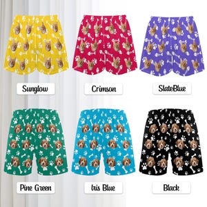 K&ouml;nnte beinhalten: Sechs Shorts in den Farben Sunglow, Karmesinrot, Schieferblau, Tannengr&uuml;n, Irisblau und Schwarz. Jedes Paar zeigt ein wiederkehrendes Muster aus einem Hundegesicht und entweder Fischgr&auml;ten oder Pfotenabdr&uuml;cken. Beschriftungen: Sunglow, Crimson, SlateBlue, Pine Green, Iris Blue, Black.
