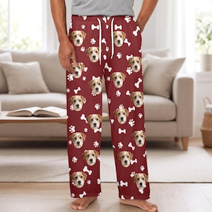 K&ouml;nnte beinhalten: Bordeauxrote Freizeithose mit einem sich wiederholenden Muster aus wei&szlig;en Hundegesichtern und wei&szlig;en Knochenformen. Die Hose verf&uuml;gt &uuml;ber einen wei&szlig;en Kordelzug am elastischen Bund und einen geraden Schnitt f&uuml;r einen l&auml;ssigen Look.