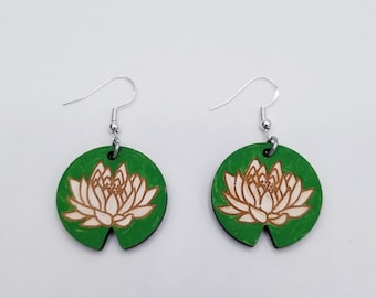 Waterlelie oorbellen, Lotus bloem oorbellen, geschilderd hout oorbellen, lelieblad oorbellen, bloem oorbellen, sterling zilveren oorbellen, cadeau idee
