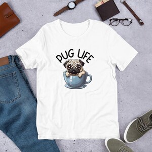 Carlino in tazza da tè Cartoon T-shirt, amanti del carlino, camicia carlino in tazza di caffè, maglietta per cani carina, regalo amante del carlino, camicia da cucciolo divertente, illustrazione animale