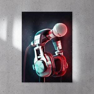 以下が含まれることがあります： 赤いアクセントが付いた黒いヘッドホンに銀色のマイクが取り付けられています。マイクとヘッドホンは、青と赤の光が当たる暗い背景に置かれています。