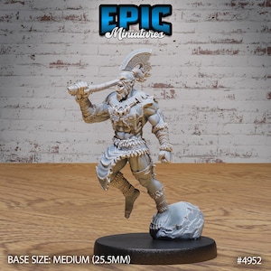 Op de afbeelding: Een grijs plastic miniatuurfiguur van een Orc-krijger die een bijl vasthoudt. De Orc draagt ​​een lendendoek en heeft een woeste uitdrukking op zijn gezicht. De miniatuur staat op een grijze stenen basis. BASISGROOTTE: MEDIUM (25,5 MM) #4952