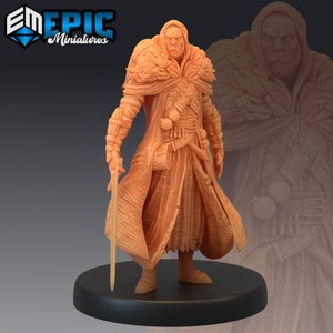 Peut inclure: Une figurine miniature détaillée d'une personne portant une cape à capuche avec une bordure en fourrure, tenant une épée. La figurine est debout sur une base ronde.