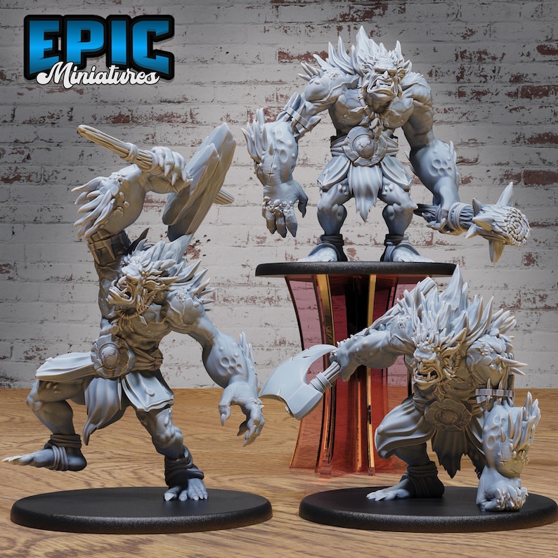 Może przedstawiać: Trzy szare, niepomalowane figurki miniaturowe stworzenia z kolczastą grzywą, trzymające miecz, top&oacute;r i maczugę. Figurki są ustawione w dynamicznych pozach i stoją na czarnych podstawkach. Figurki pochodzą od marki Epic Miniatures.