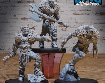 Puede incluir: Tres figuras en miniatura pintadas de gris de criaturas fantásticas con pelaje y armas. Las figuras están de pie sobre bases redondas negras. Las figuras son de Epic Miniatures.