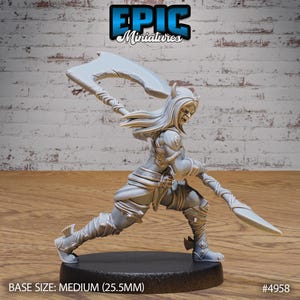 Puede incluir: Una miniatura gris sin pintar de una figura femenina guerrera sosteniendo un hacha grande. La figura lleva armadura y tiene el pelo largo y suelto. La miniatura est&aacute; sobre una base negra.  BASE SIZE: MEDIUM (25.5MM) #4958