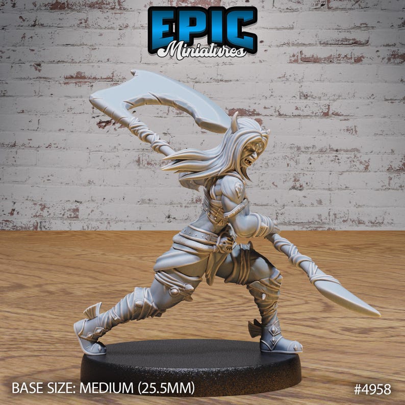 Puede incluir: Una miniatura gris sin pintar de una figura femenina guerrera sosteniendo un hacha grande. La figura lleva armadura y tiene el pelo largo y suelto. La miniatura est&aacute; sobre una base negra.  BASE SIZE: MEDIUM (25.5MM) #4958