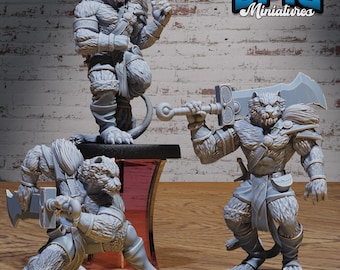 Puede incluir: Tres miniaturas grises impresas en 3D de una criatura humanoide felina. Las miniaturas están en diferentes posturas de combate, cada una sosteniendo un arma. Las miniaturas son de Epic Miniatures.