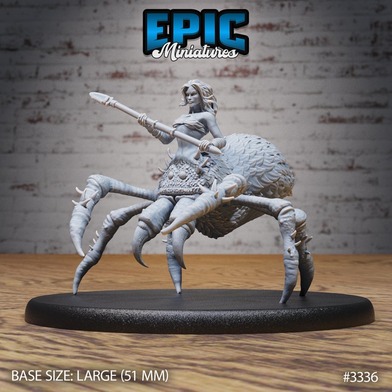 Op de afbeelding: Een grijze, 3D-geprinte miniatuur van een vrouwelijke figuur die op een spin rijdt. De figuur houdt een speer in haar rechterhand. De miniatuur staat op een zwarte basis. Basisgrootte: Groot (51 mm). #3336