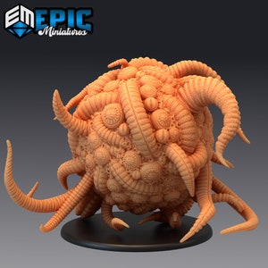 Könnte beinhalten: Eine 3D-gedruckte Miniatur einer monströsen Kreatur mit einem kugelförmigen Körper, der mit Augen und Tentakeln bedeckt ist. Die Kreatur ist in einer hellorangen Farbe bemalt und steht auf einem schwarzen Sockel.