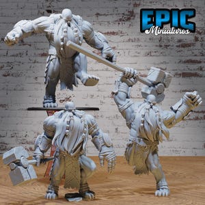 K&ouml;nnte beinhalten: Drei graue 3D-gedruckte Miniaturen eines Zwergenkriegers mit Bart und Hammer. Der Zwerg tr&auml;gt einen Lendenschurz und h&auml;lt einen gro&szlig;en Hammer in einer Hand. Die Miniaturen stehen auf einer Holzoberfl&auml;che. Der Text "EPIC Miniatures" befindet sich in der oberen rechten Ecke des Bildes.