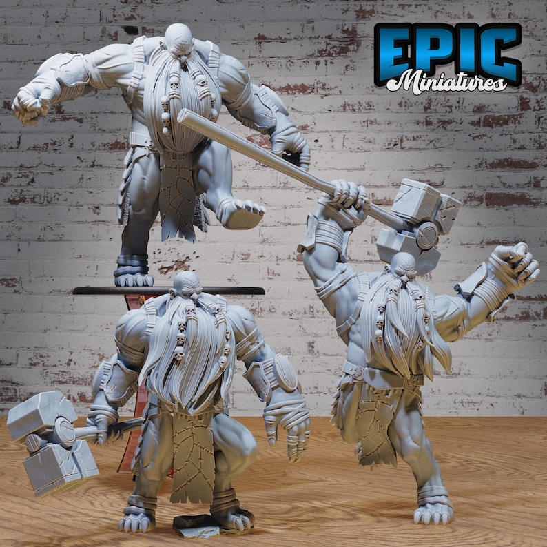 K&ouml;nnte beinhalten: Drei graue 3D-gedruckte Miniaturen eines Zwergenkriegers mit Bart und Hammer. Der Zwerg tr&auml;gt einen Lendenschurz und h&auml;lt einen gro&szlig;en Hammer in einer Hand. Die Miniaturen stehen auf einer Holzoberfl&auml;che. Der Text "EPIC Miniatures" befindet sich in der oberen rechten Ecke des Bildes.