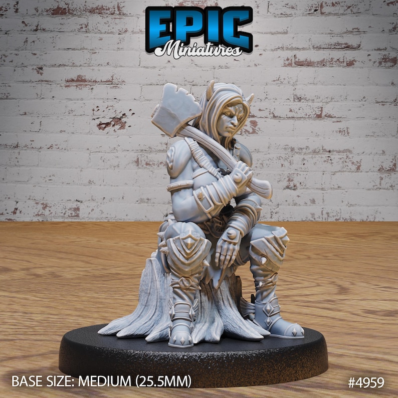 Puede incluir: Una figura miniatura pintada en gris de una figura humanoide sentada con cuernos, que lleva armadura y sostiene un hacha. La figura est&aacute; sentada sobre un toc&oacute;n de &aacute;rbol. La miniatura tiene un tama&ntilde;o de 25,5 mm. #4959